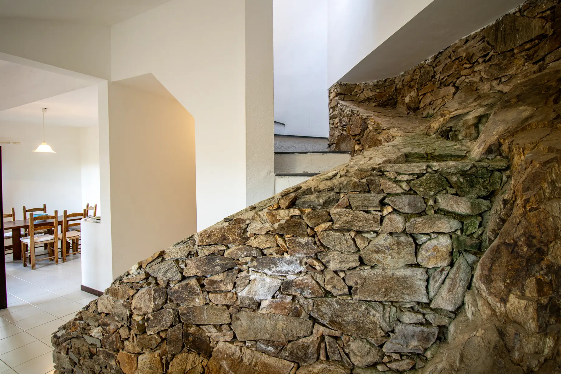 Scala in pietra a vista all’interno di una casa