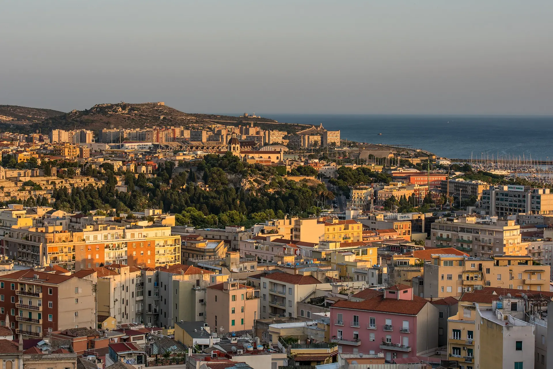 Cagliari al tramonto, tetti e porto verso il mare